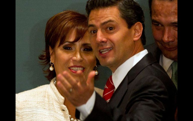 Rosario Robles junto a Enrique Peña Nieto en el anuncio del equipo de transición del priista. AP  /