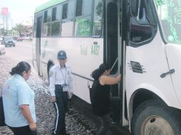 PUERTO VALLARTA. Agentes viales realizan operativos en para verificar que los choferes no estén cobrando la nueva tarifa de 7.50.  /