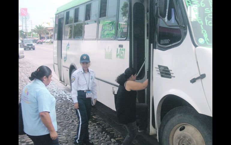 PUERTO VALLARTA. Agentes viales realizan operativos en para verificar que los choferes no estén cobrando la nueva tarifa de 7.50.  /