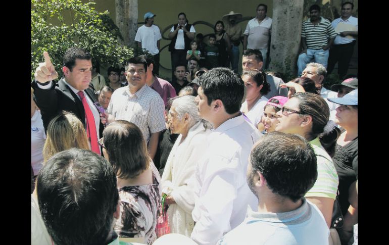 El alcalde (de traje) salió a atender la protesta. Los vecinos aseguran que no han recibido ningún apoyo.  /