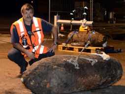 El experto en explosivos, Peter Bodes posa junto las bombas, localizadas en la ciudad de Hamburgo. EFE  /