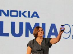 Jo Harlow, vicepresidente ejecutivo de Nokia sostiene el nuevo Nokia Lumia 920 durante la conferencia de prensa. REUTERS  /