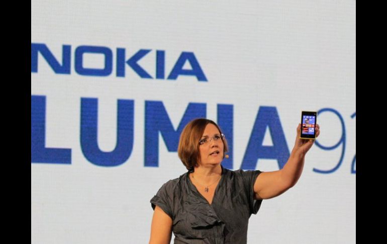 Jo Harlow, vicepresidente ejecutivo de Nokia sostiene el nuevo Nokia Lumia 920 durante la conferencia de prensa. REUTERS  /