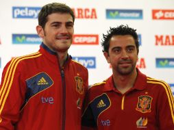 Los futbolistas Iker Casillas (i) y Xavi Hernández, felices de recibir el Premio Príncipe de Asturias a lo mejor del futbol. EFE  /