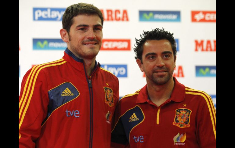 Los futbolistas Iker Casillas (i) y Xavi Hernández, felices de recibir el Premio Príncipe de Asturias a lo mejor del futbol. EFE  /