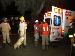 Paramédicos de la Cruz Verde y Roja de Guadalajara acudieron al lugar para atender a los heridos.  /