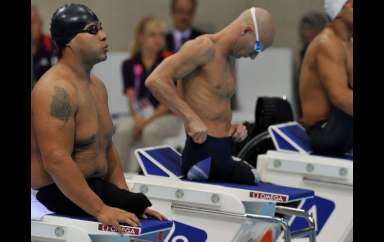 Pedro Rangel (izq) luce concentrado antes de la salida en la competencia final. AFP  /