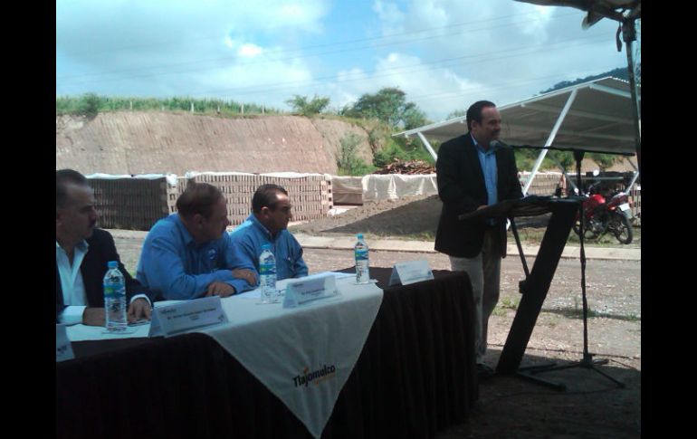 Alberto Uribe (al micrófono), Alcalde de Tlajomulco, cortó el listón inaugural del primer parque ladrillero de Jalisco  /