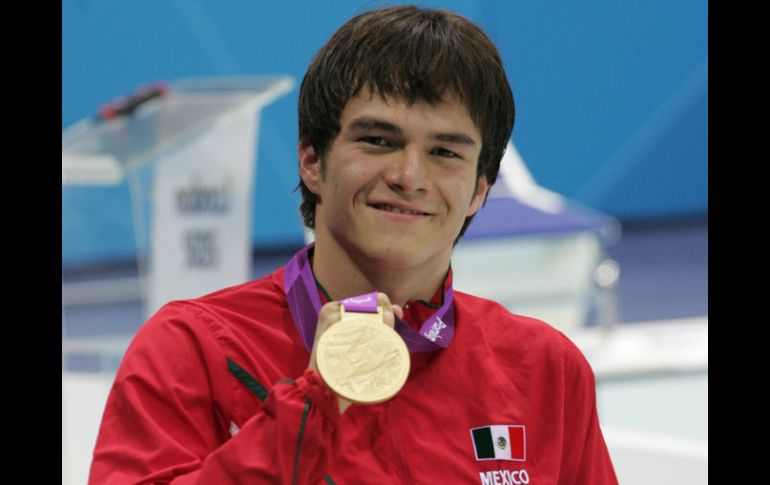 Gustavo Sánchez muestra con orgullo su medalla de oro. CONADE  /