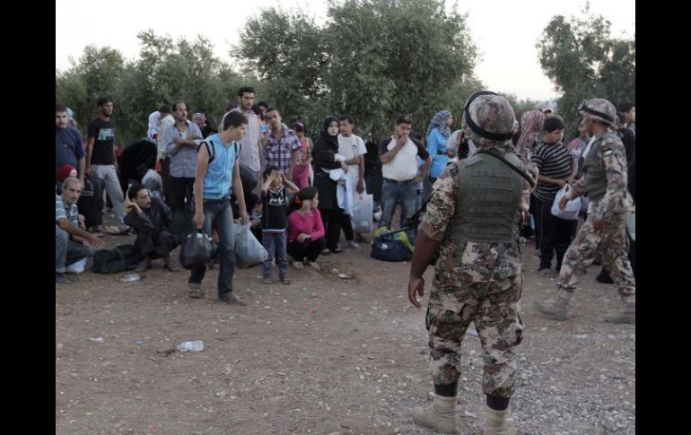 Refugiados sirios en Jordanía; durante 17 meses, más de 20 mil personas han perdido la vida en el conflicto. EFE  /