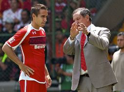 Enrique Meza (der.) da instrucciones a Rodríguez durante un partido del Toluca. MEXSPORT  /