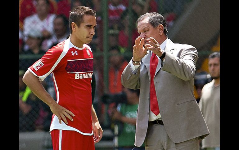 Enrique Meza (der.) da instrucciones a Rodríguez durante un partido del Toluca. MEXSPORT  /