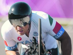 El italiano Zanardi durante la competencia de ayer en ciclismo paralímpico, que se disputa en un triciclo impusaldo por los brazos. EFE  /