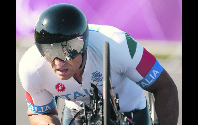 El italiano Zanardi durante la competencia de ayer en ciclismo paralímpico, que se disputa en un triciclo impusaldo por los brazos. EFE  /