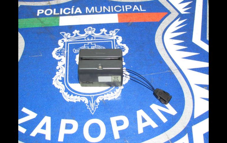 El detenido confesó que utilizaba el aparato para obtener los datos de las tarjetas de los comensales. ESPECIAL  /