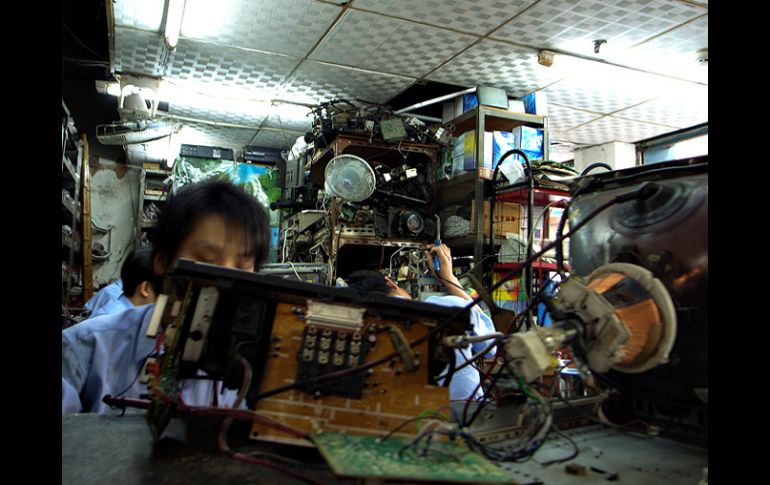 El taller electrónico tradicional, el último reducto contra el consumismo tailandés. ESPECIAL  /