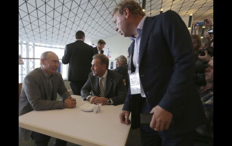 El presidente ruso, Vladimir Putin, toma un taza de café durante la Semana del Foro de Cooperación Económica Asia Pacífico. EFE  /