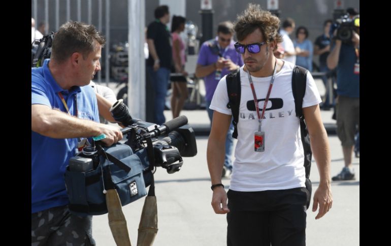 El líder del campeonato, Fernando Alonso, a su llegada al mítico circuito de Monza. AP  /