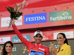 El ciclista, Alberto Contador, en el podium con el maillot de líder tras la decimoctava etapa. EFE  /