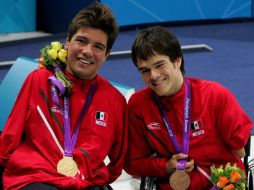 Juan Ignacio Reyes (izq.) y Gustavo Sánchez luego de recibir sus medallas. CONADE  /