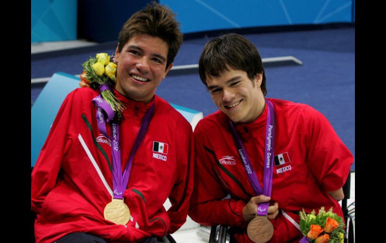 Juan Ignacio Reyes (izq.) y Gustavo Sánchez luego de recibir sus medallas. CONADE  /