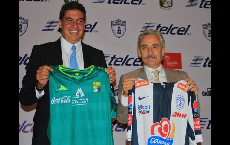 Arturo Elías Ayub y Jesús Martínez durante la presentación del nuevo socio del Pachuca. MEXSPORT  /