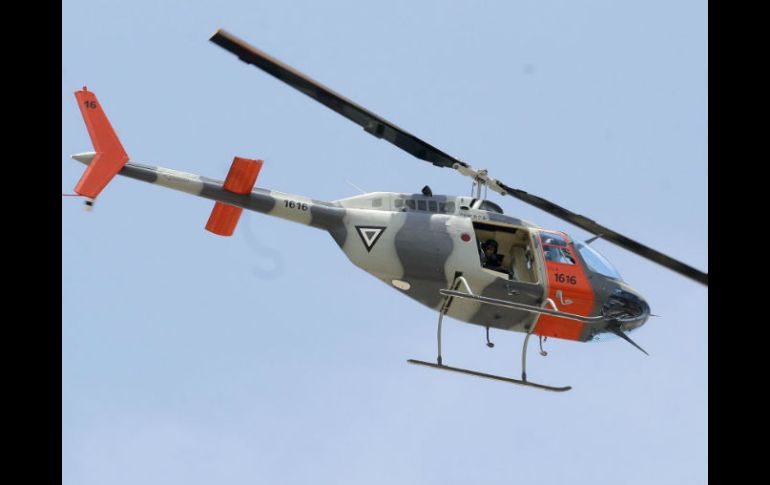 Un helicóptero de la Fuerza Aérea Mexicana (FAM) vigiló las acciones llevadas por tierra.  /