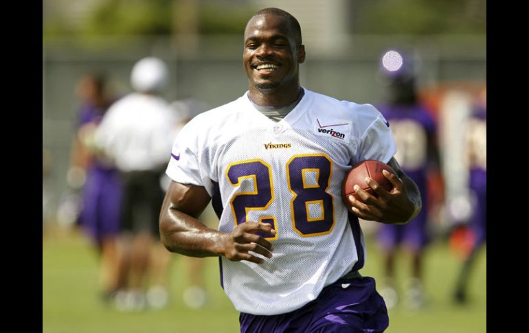 Adrian Peterson quiere regresar a los emparrillados. AP  /