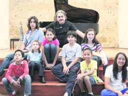 Manos al piano. Luis Montes (al centro) con sus ocho alumnos que hoy darán muestra de sus habilidades musicales.  /