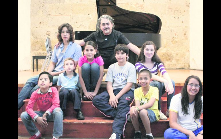 Manos al piano. Luis Montes (al centro) con sus ocho alumnos que hoy darán muestra de sus habilidades musicales.  /