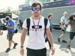 Firme. Fernando Alonso, el líder del campeonato de pilotos, arriba a la pista para hacer trabajos previos. EFE  /