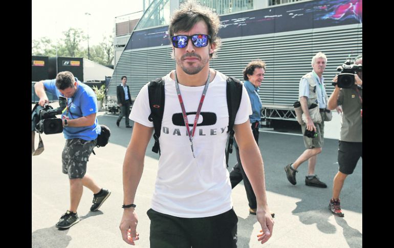 Firme. Fernando Alonso, el líder del campeonato de pilotos, arriba a la pista para hacer trabajos previos. EFE  /