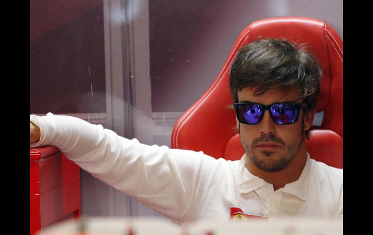 Casi al inicio de la vuelta 23 el monoplaza del español Fernando Alonso presentó fallas y tuvo que abandonar el entrenamiento.REUTERS  /