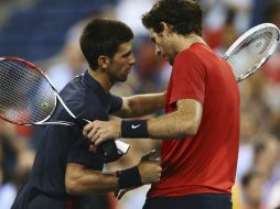 Novak Djokovic (i) abraza a Juan Martín del Potro (d) tras vencerlo por 6-2, 7-6 (7-3) y 6-4. AFP  /