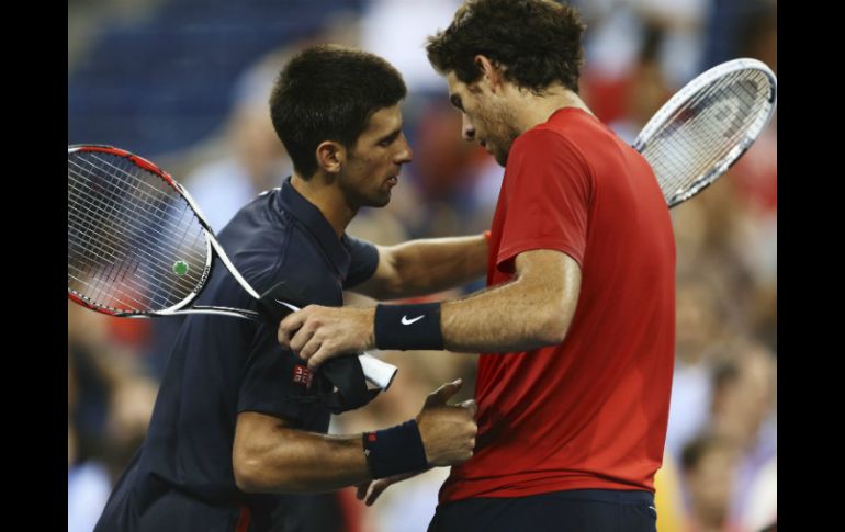 Novak Djokovic (i) abraza a Juan Martín del Potro (d) tras vencerlo por 6-2, 7-6 (7-3) y 6-4. AFP  /