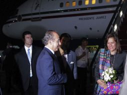 Felipe Calderón, acompañado de su esposa Margarita Zavala, a su llegada al aeropuerto Vladivostok. EFE  /