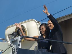 Barack Obama y su esposa, Michelle, se despiden antes de partir del aeropuerto internacional de Charlotte en Charlotte. AFP  /