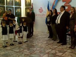 Francisco Ayón presenció Honores a la Bandera con una escolta infantil. ESPECIAL  /