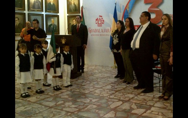 Francisco Ayón presenció Honores a la Bandera con una escolta infantil. ESPECIAL  /