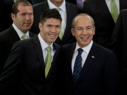 Oribe Peralta (i) junto al Presidente Felipe Calderón (i). ARCHIVO  /