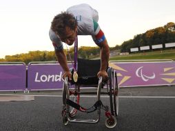 Alex Zanardi, de Italia, celebra parándose sobre su silla de ruedas al recibir su segunda medalla de oro en Londres 2012. REUTERS  /