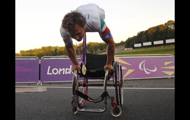 Alex Zanardi, de Italia, celebra parándose sobre su silla de ruedas al recibir su segunda medalla de oro en Londres 2012. REUTERS  /