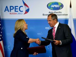 Hillary Clinton saluda al ministro ruso Sergey Lavrov durante una reunión del APEC. AFP  /