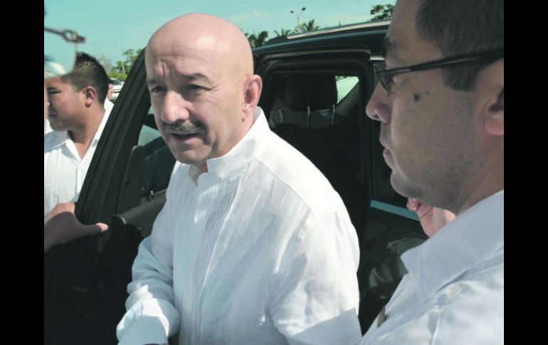 Carlos Salinas arriba al Centro de Convenciones de Chetumal, donde Roberto Borge dio su primer informe de Gobierno. EL UNIVERSAL  /