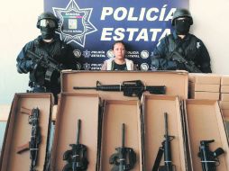 Agentes estatales presentan a Brenda Marisela Arellano Rojas, detenida en la vivienda donde reside el alumno. REUTERS  /