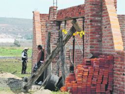 Finca ubicada en la presa de El Ahogado, en donde se ha denunciado la edificación de viviendas en zona prohibida.  /