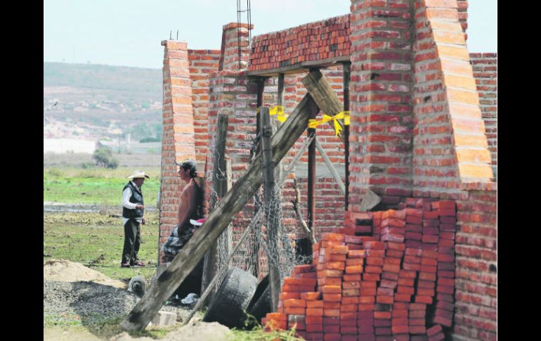 Finca ubicada en la presa de El Ahogado, en donde se ha denunciado la edificación de viviendas en zona prohibida.  /