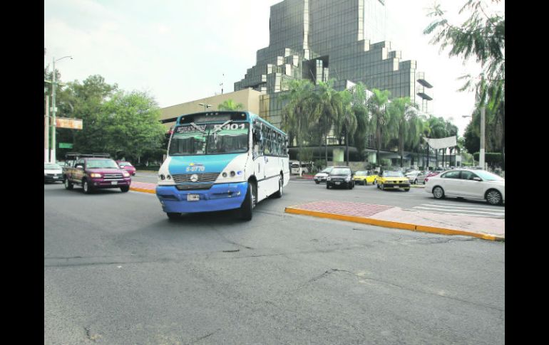 Un camión de la ruta 101 no respetó la indicación por parte de la Secretaría de Vialidad y Transporte.  /