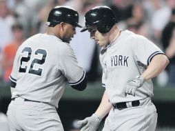 Bien hecho. Steve Pearce (der.) celebra su cuadrangular con Andruw Jones. AP  /