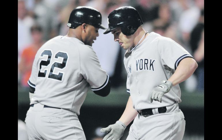 Bien hecho. Steve Pearce (der.) celebra su cuadrangular con Andruw Jones. AP  /